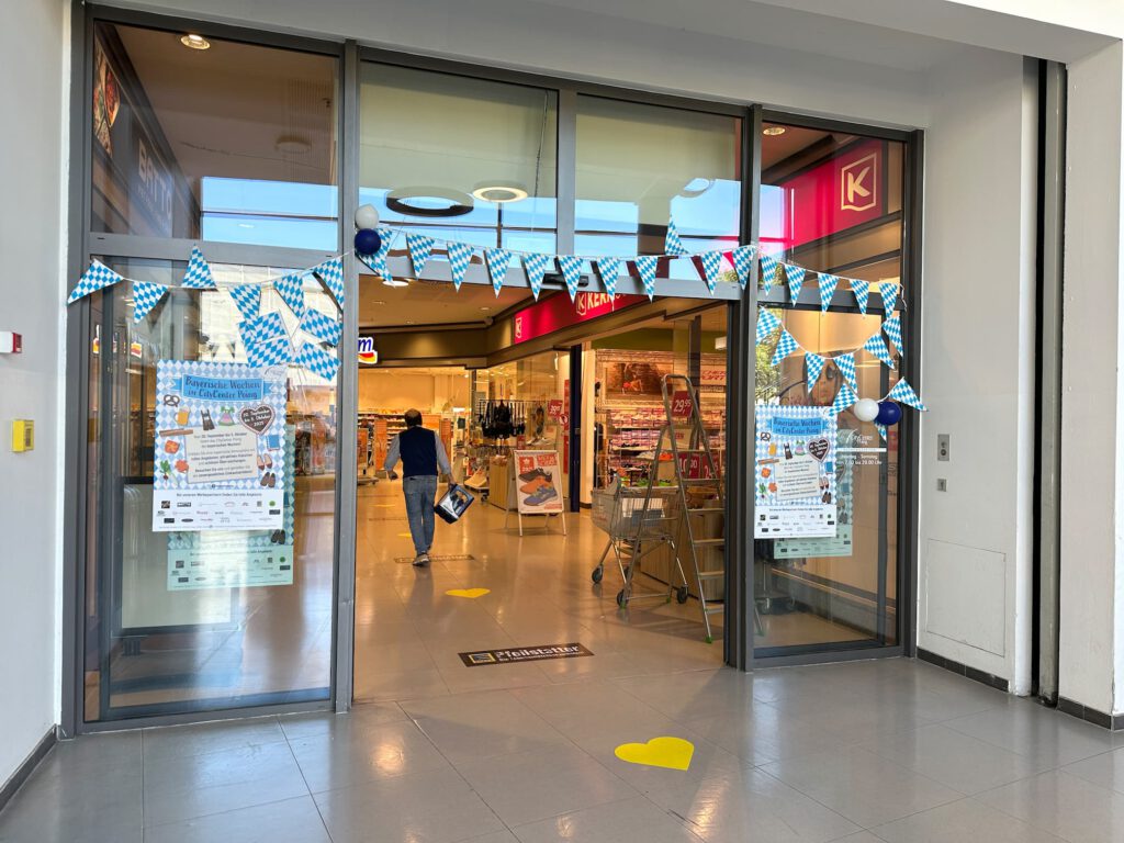 CityCenter Poing Eingang mit den Bayerischen Wochen Dekoration