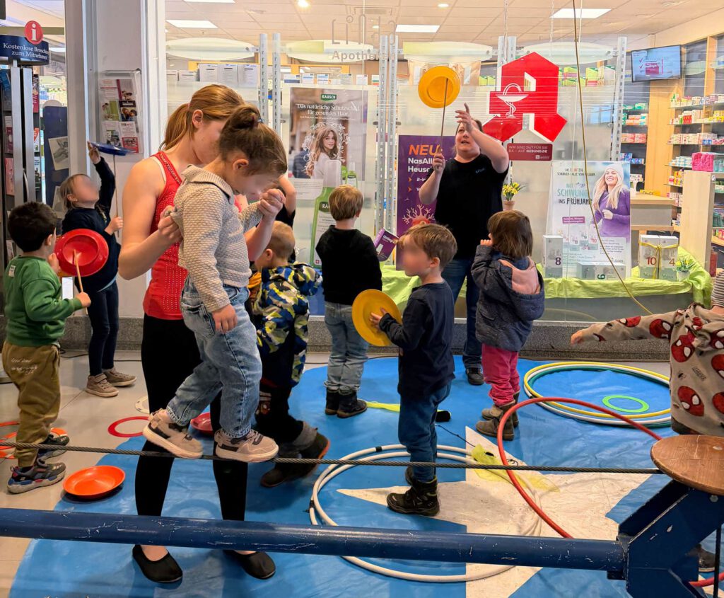 CCP_Blogbeitrag_Osteraktio25-2 Kinder spielen Tellern balancieren
